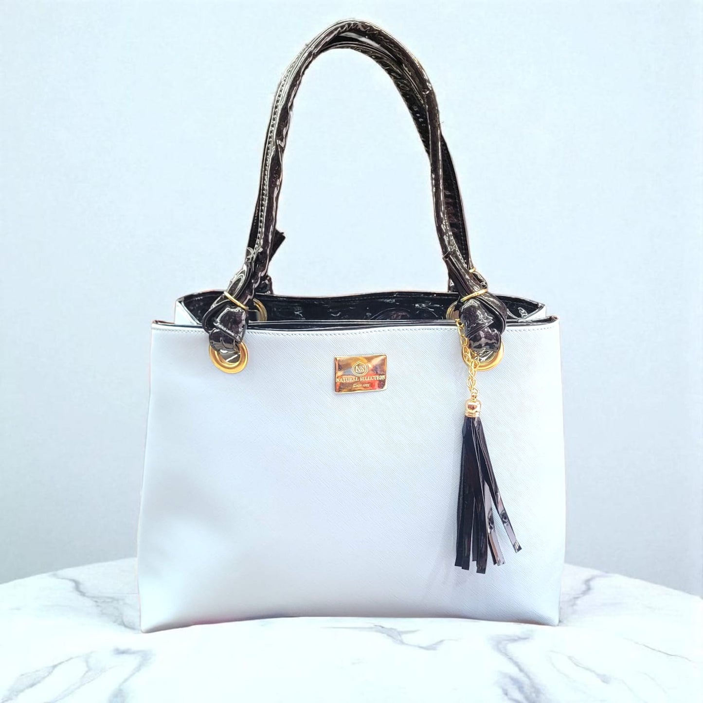 "Bolsa de Mano Elegante con Asa Texturizada y Colgante de Flecos – Estilo Casual y Formal"