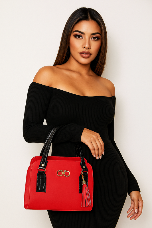 "Bolsa de Mano Roja con Asa Negra y Colgante de Flecos – Elegante y Moderna"